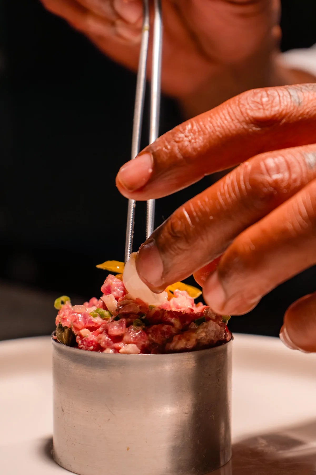 Empratamento na cozinha do Atria Atelier