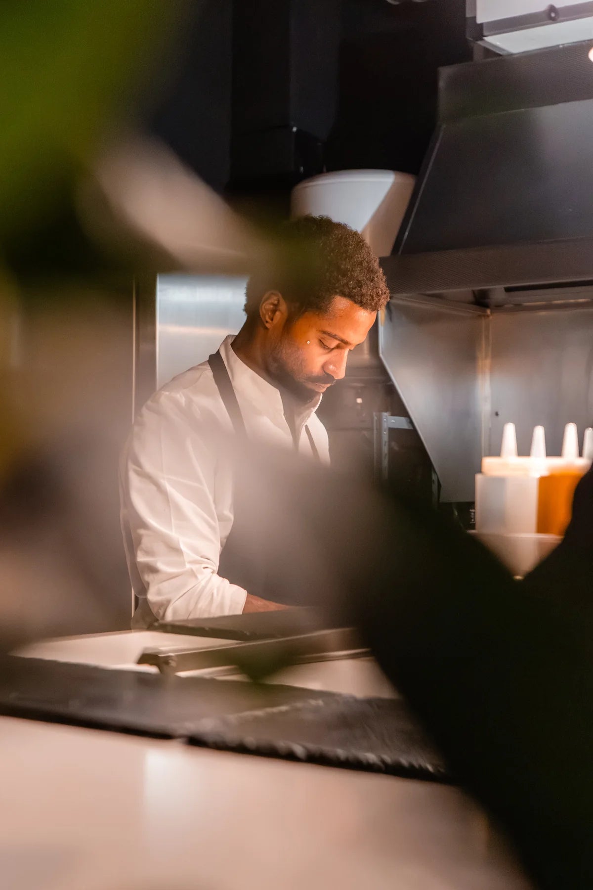 Chef Ruben Gomes a trabalhar na cozinha do Atria Atelier